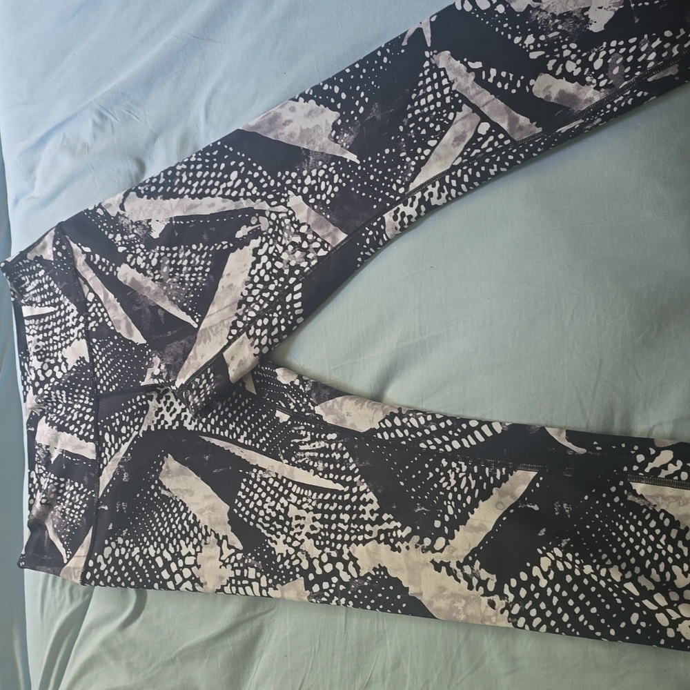 Lululemon High Times Pant Full-On Luon
Static Mist White Black